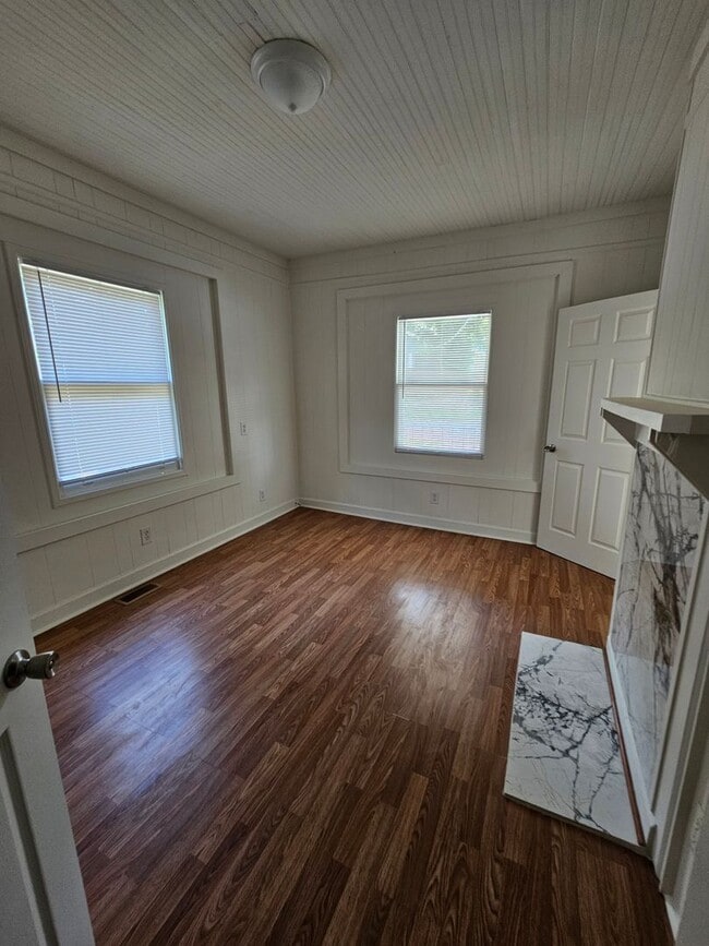 Building Photo - Must see! 2 BR in High Point