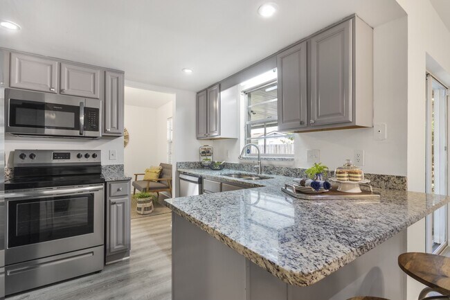 Building Photo - 6116 Shakespeare Dr