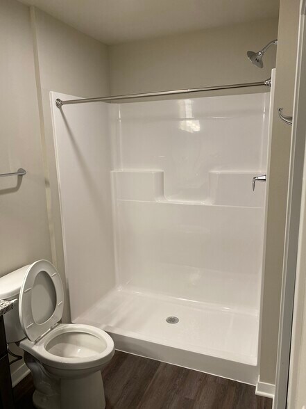 Shower in master bedroom. - 4856 Lacy Rd