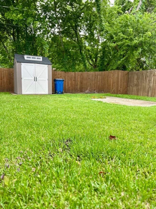 Building Photo - Located in the HEART of Burleson!