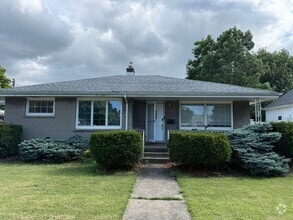 Building Photo - 3 bedroom 2 bath in the heart of Niagara F...