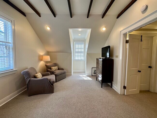 Building Photo - 3027 Chestnut St