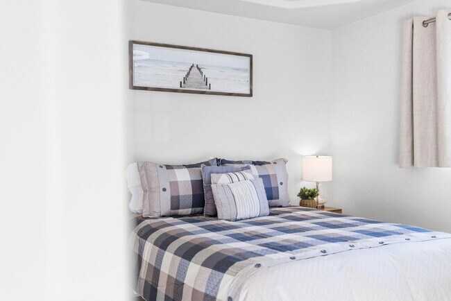 Building Photo - 765 Elkwood Ave