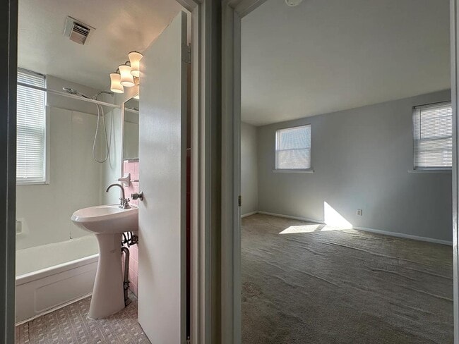 Building Photo - 4525 Lardner St