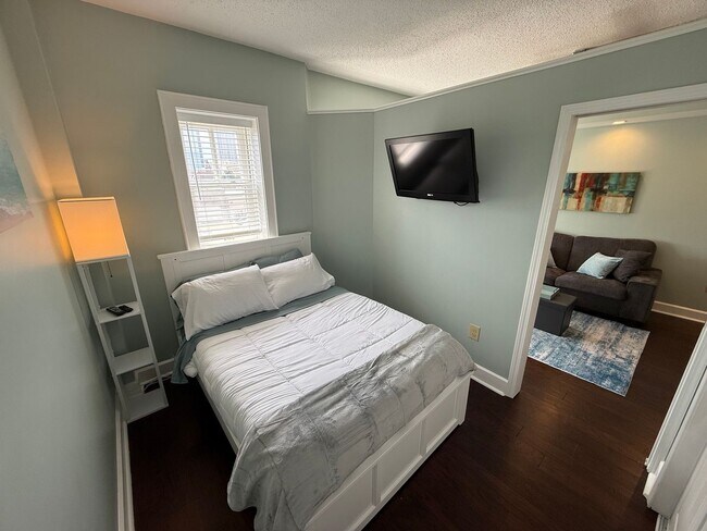 Building Photo - FULLY FURNISHED - Move in ready 1 bed & 1 ...
