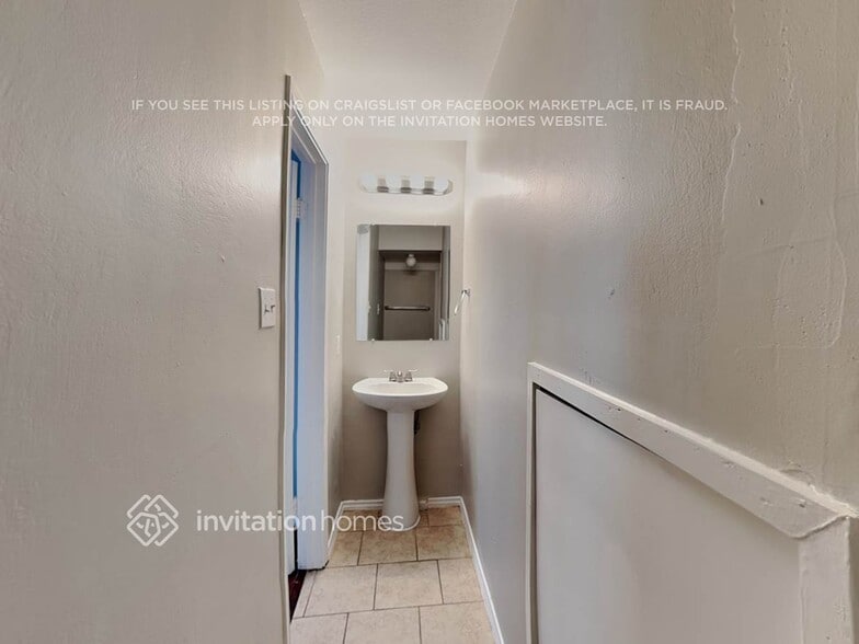 Building Photo - 1919 Carriage Club Dr