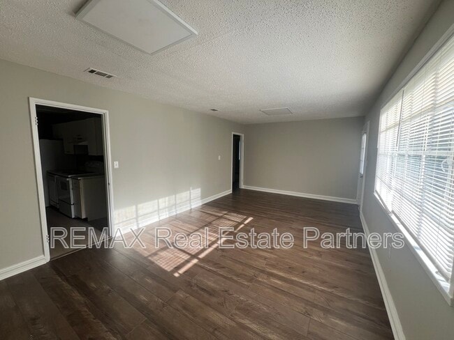 Building Photo - 201 Rosewood Dr