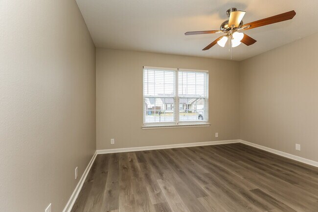 Building Photo - 1005 Tom Hailey Blvd