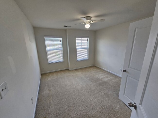 Building Photo - Well Maintained Large townhome in Steele Creek
