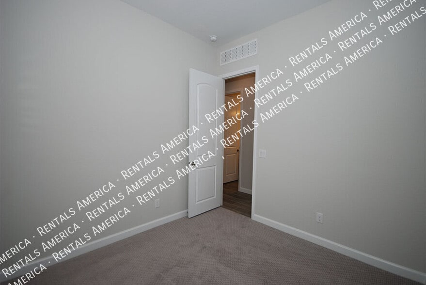 Building Photo - 3725 E Catalina Dr