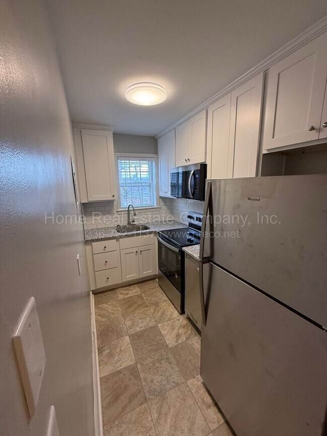 Building Photo - 803 W End Blvd