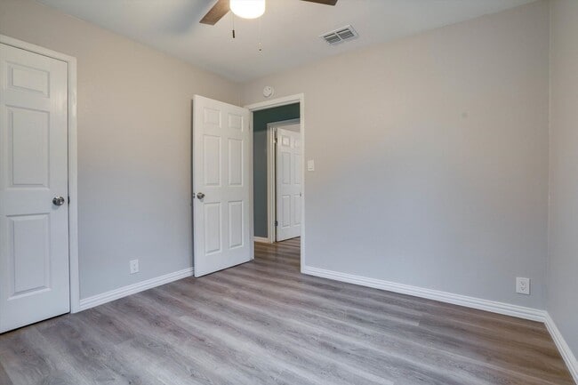 Building Photo - 600 Bramble Dr