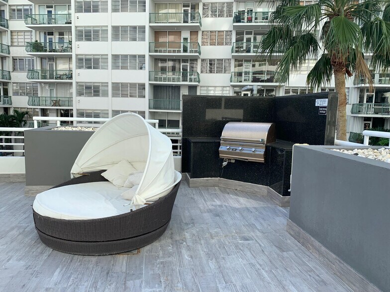 Building Photo - 1402 Brickell Bay Dr