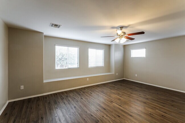 Building Photo - 207 E Calle Vivaz