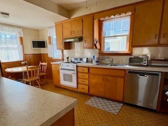 Building Photo - Charming three-bedroom, 1.5 bath fully furnished