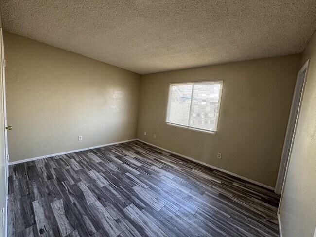 Building Photo - Remodeled Peoria 3br