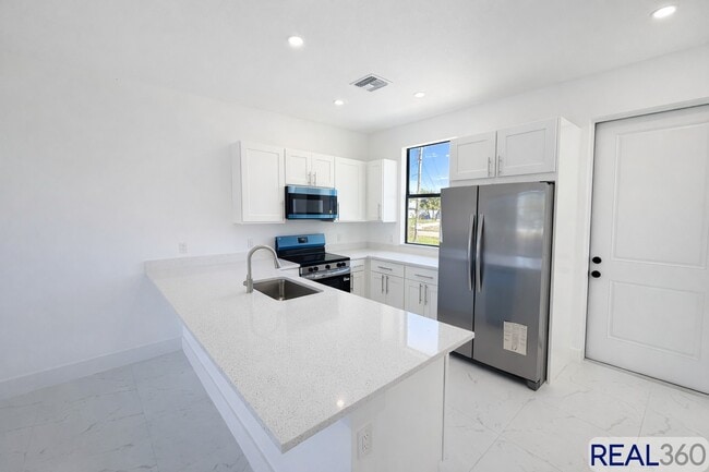 Building Photo - 4806-4808 Golfview Blvd