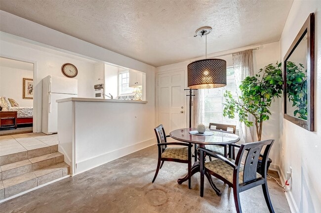 Building Photo - 6018 Berendo St