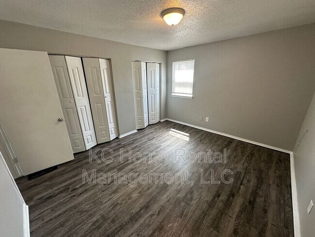 Building Photo - 212 N Oak Dr