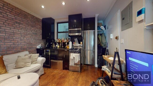 Building Photo - 422 E 9th St