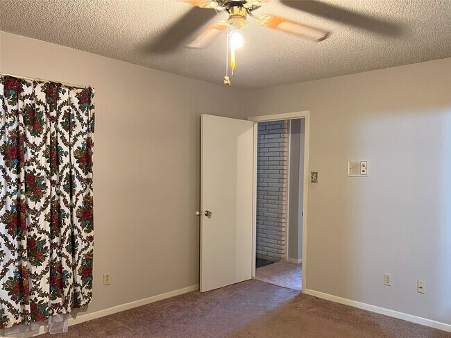 Building Photo - 401 Oakhill Dr