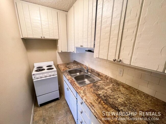 Building Photo - 893 W 5th Ave