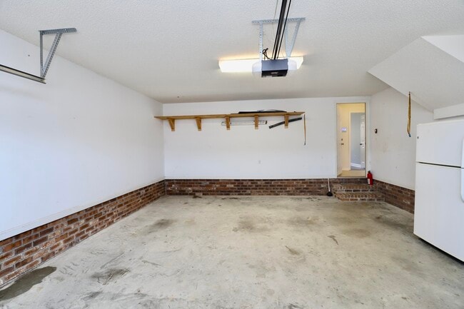 Building Photo - 3065 Temple Rd