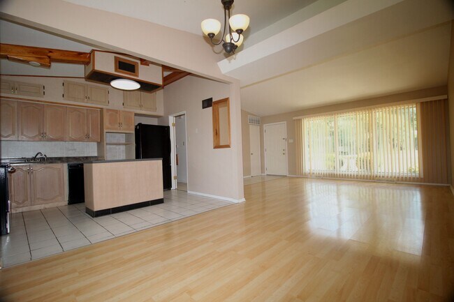 Building Photo - 1215 Mesa Dr
