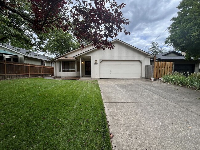 Building Photo - Comfortable Single-Level Living in Southwest Portland with Vaulted Ceilings, Spacious Backyard & ...