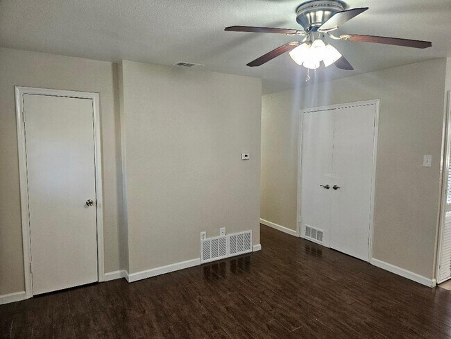 Building Photo - Updated Entertainment District Casa