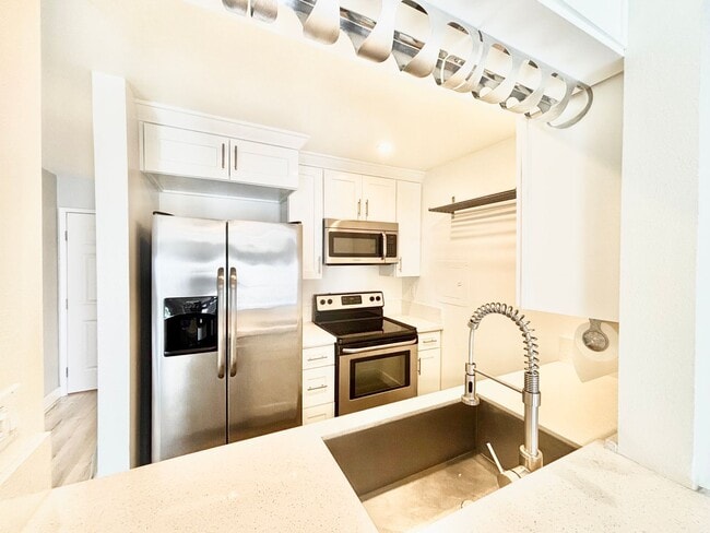 Building Photo - 258 E Surfside Dr