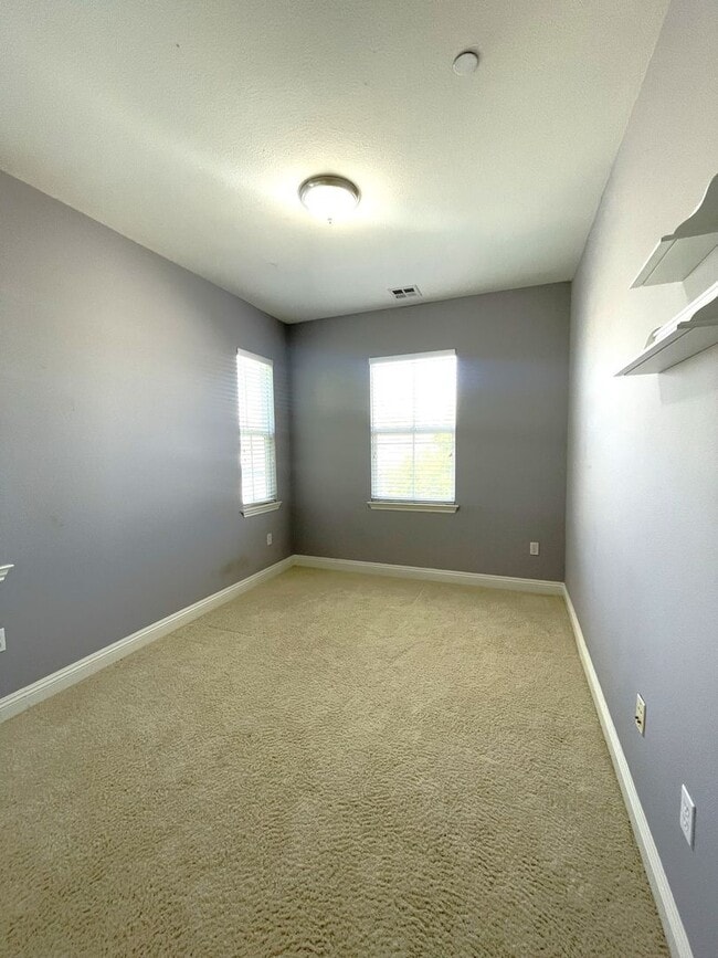 Building Photo - Stunning 3 Bedroom 2.5 Bath Town Home in p...