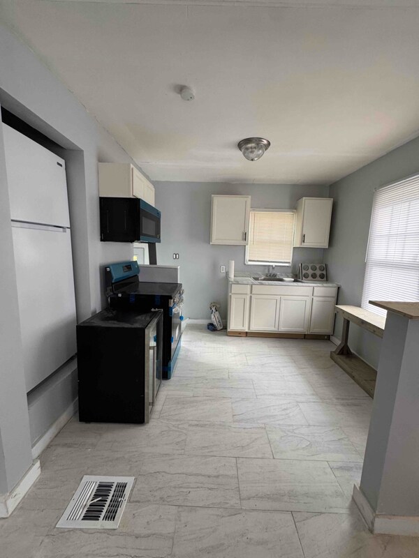 Building Photo - 1052 Covert Ave