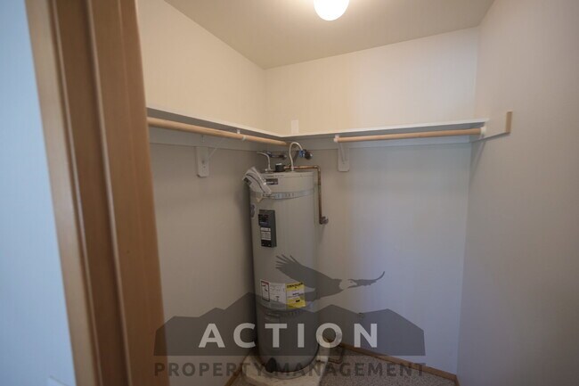 Building Photo - Super clean 2 bed 1 bath apartment in Port...