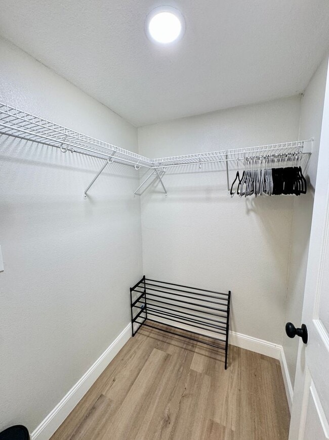 Building Photo - Fully Furnished Down Town Clermont Short T...