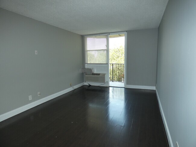 Building Photo - 2701 Riverside Dr