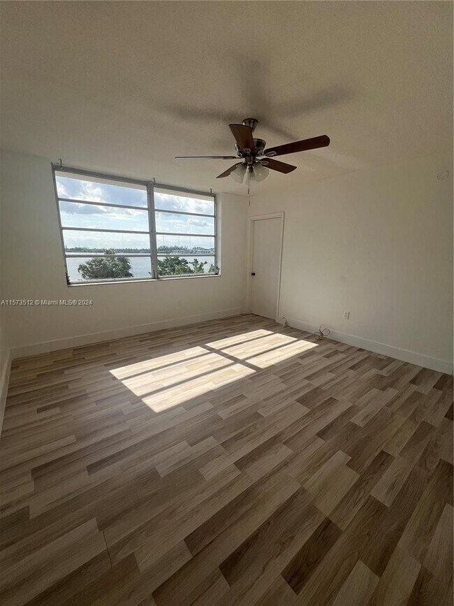 Building Photo - 18601 NE 14th Ave