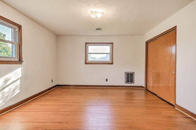 Building Photo - 210 Mt Bethel Rd