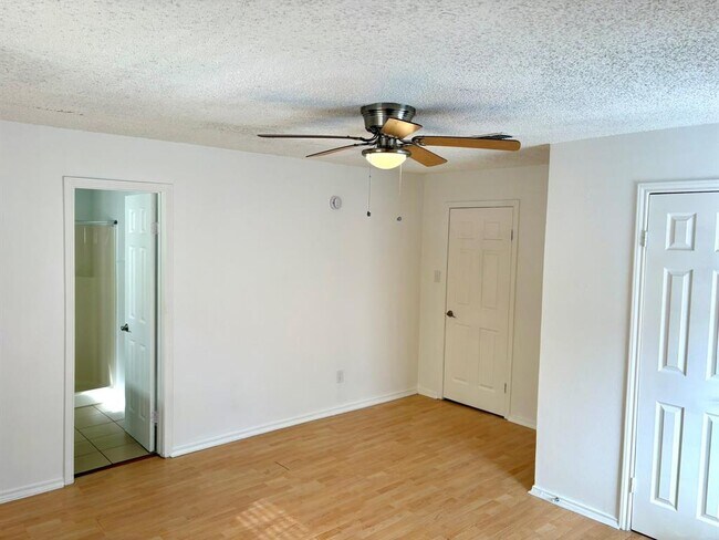 Building Photo - 1123 Christie Dr