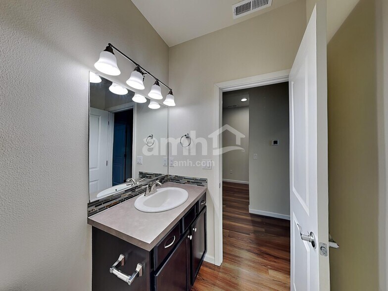 Building Photo - 16602 NE 91st St