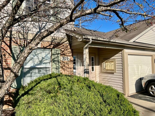 Building Photo - 924 N Village Dr