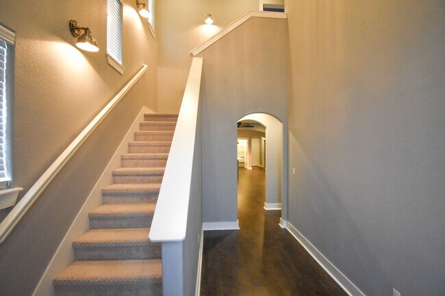 Building Photo - Stunning 3 Bedroom, 2.5 Bathroom Home in F...