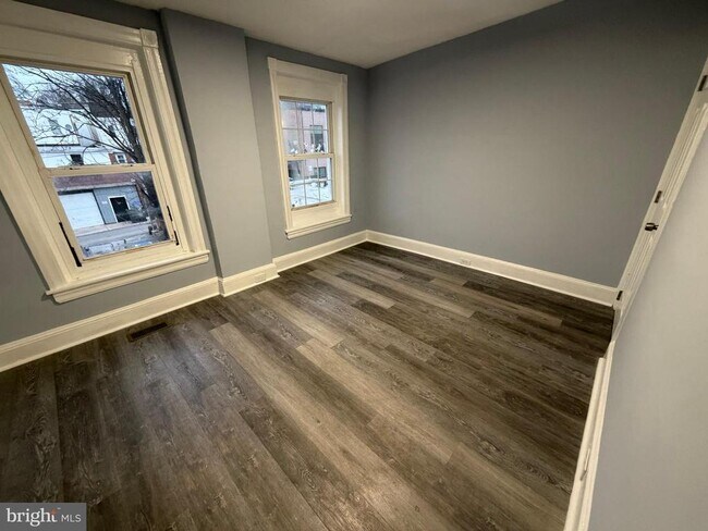 Building Photo - 363 E Airy St