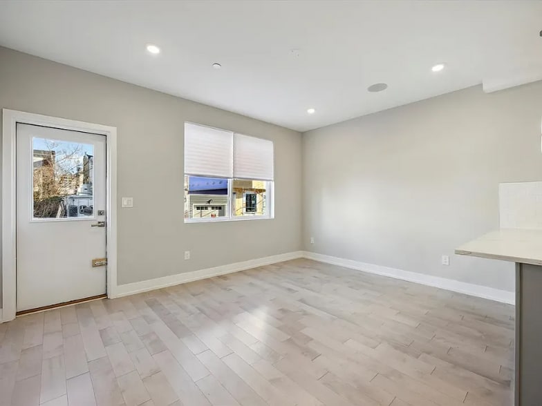 Building Photo - 2011 N Randolph St