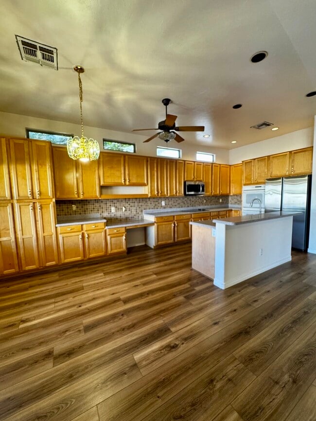 Building Photo - FOR RENT