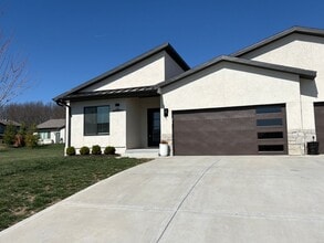 Building Photo - 104-106 Oakwood Ct