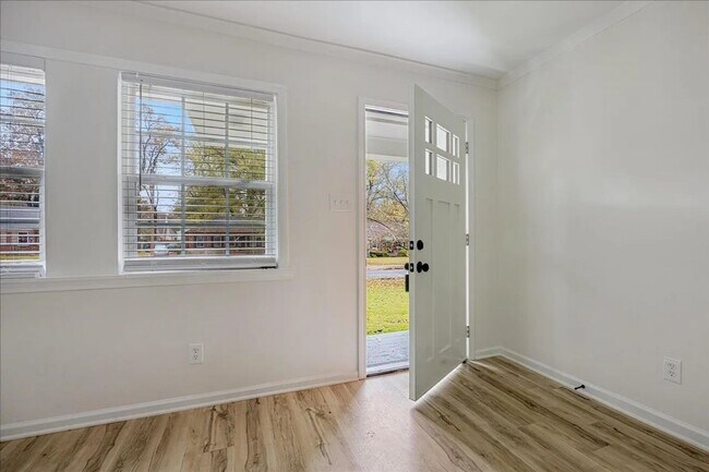 Building Photo - Newly Renovated Home for Rent in Great and Quiet Neighborhood!