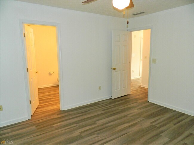Building Photo - 20 Chantilly Pl