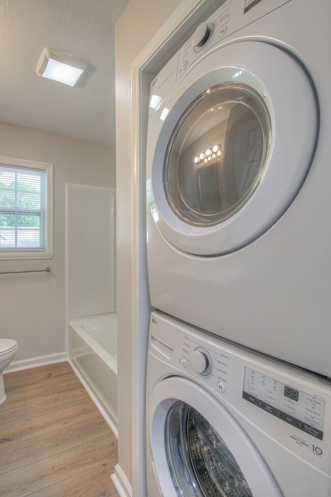 Building Photo - Remodeled 2BR Townhome in Spring Hill