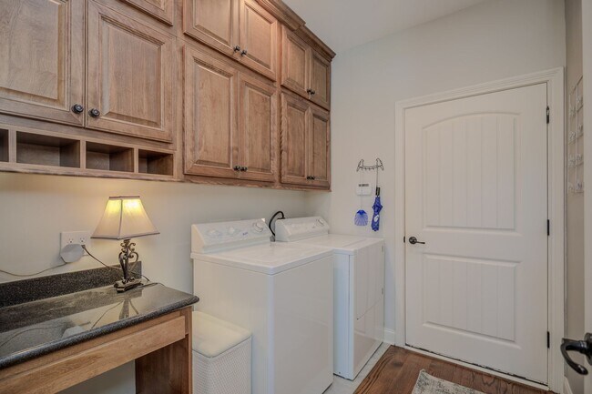 Building Photo - Fully Furnished, Short Term Rental, 1 Month Mimimum